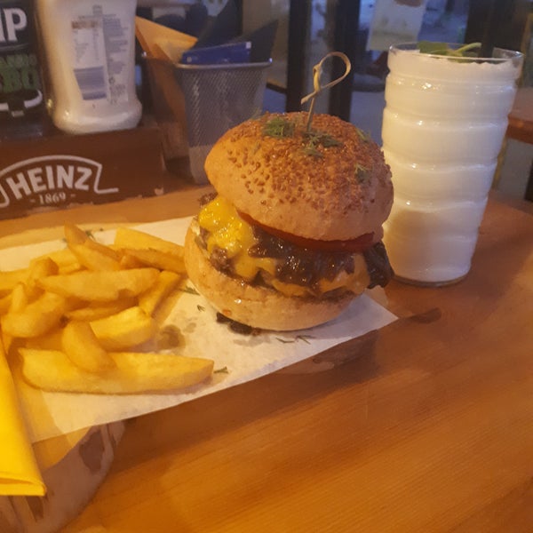 8/24/2017 tarihinde Gökhan İ.ziyaretçi tarafından C Plus Organic &amp; Gourmet Burger'de çekilen fotoğraf