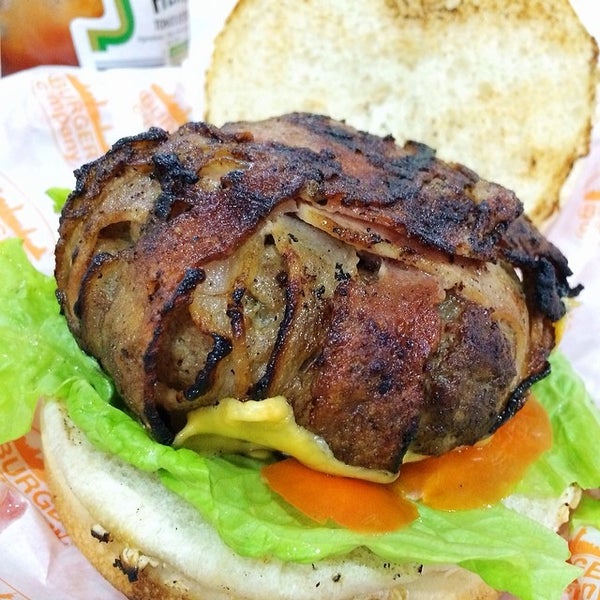 รูปภาพถ่ายที่ Burger Company โดย Chuckie D. เมื่อ 2/13/2014