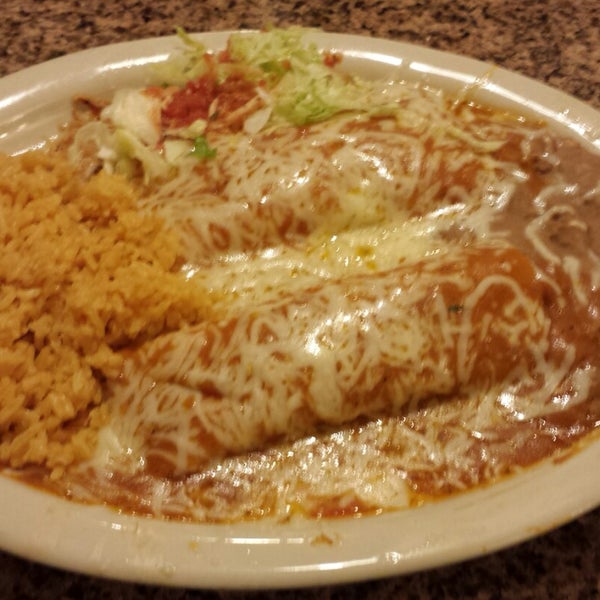 Photo taken at El Tapatio Restaurant &amp; Cantina by L E. on 12/15/2014
