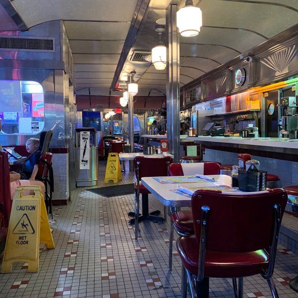 Foto tirada no(a) 11th Street Diner por Mohammed em 8/3/2019