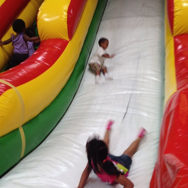 Во дворец детского спорта привезли мячи