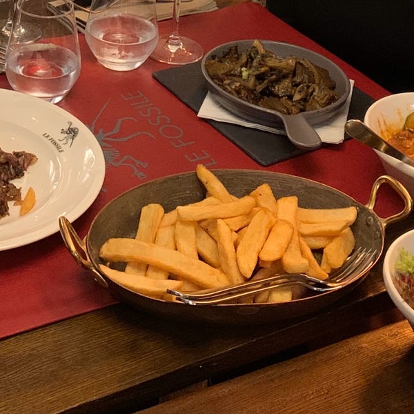 Very lively in the evening. Straight up old-school alsacien (server slowness and grumpiness included) but the trad. onglet à l’échalote is delicious! Esp if you paire it with a decent Bourgogne red :)