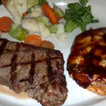 Foto tomada en Dessy B&#39;s Steakhouse  por Darren el 10/26/2012