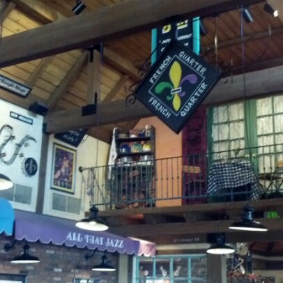 Foto diambil di Mimi&#39;s Cafe oleh Darren pada 11/7/2012