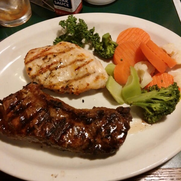 Foto tomada en Dessy B&#39;s Steakhouse  por Darren el 1/6/2014