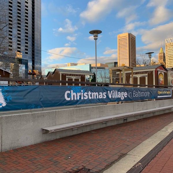 รูปภาพถ่ายที่ Christmas Village in Baltimore โดย Richard S. เมื่อ 12/22/2018