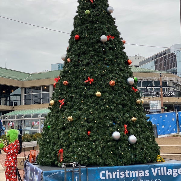 รูปภาพถ่ายที่ Christmas Village in Baltimore โดย Richard S. เมื่อ 11/30/2019