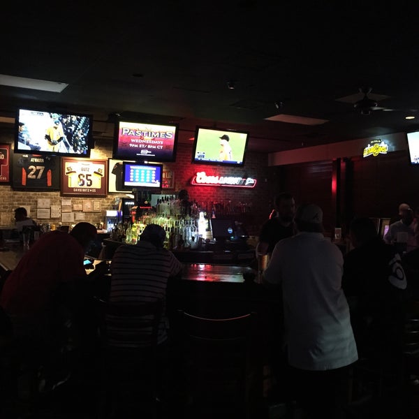 Foto tomada en Tony&#39;s Sports Bar &amp; Grill  por shoti j. el 5/30/2015