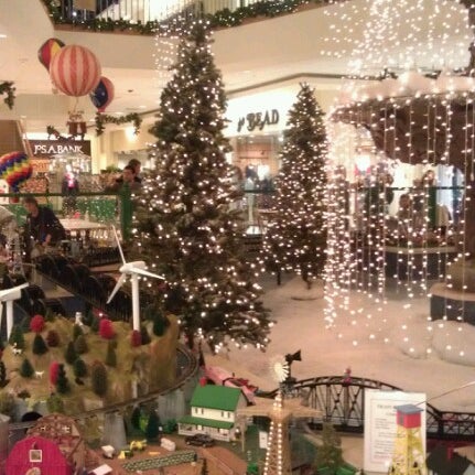 Снимок сделан в The Shops at Kenilworth пользователем Lin C. 12/11/2012