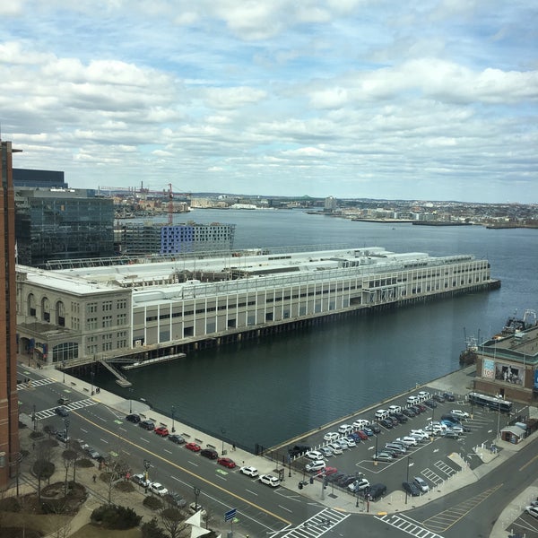 Foto scattata a Renaissance Boston Waterfront Hotel da Ellen M. il 4/8/2018