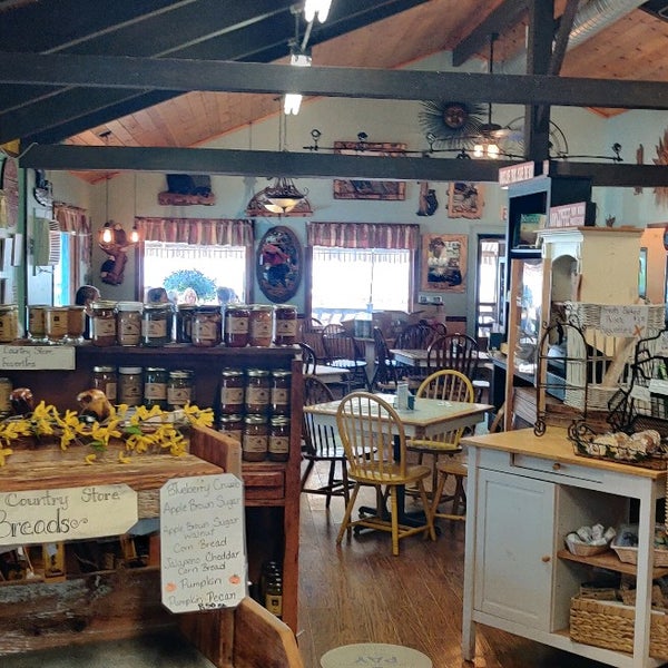 Photo taken at Catskill Mountain Country Store - Windham by Ayşegül M. on 7/22/2021
