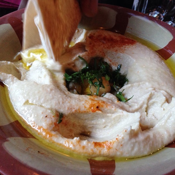 Foto tirada no(a) Massis Lebanese Grill &amp; Bar por Duke N. em 6/10/2014