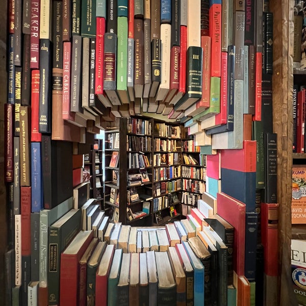 4/3/2024 tarihinde Graysen F.ziyaretçi tarafından The Last Bookstore'de çekilen fotoğraf