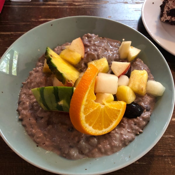 I’ve tried this vegan blueberry porridge, loaded with fruits and coconut flakes. Pretty tasty, however it was barely warm, which was a bit upsetting. They served it with fresh orange juice!