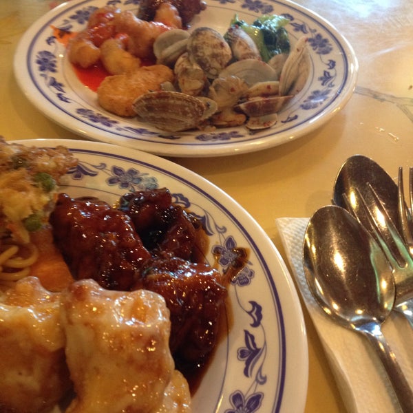 Photo taken at Peking Restaurant by Charin_dia on 6/6/2015
