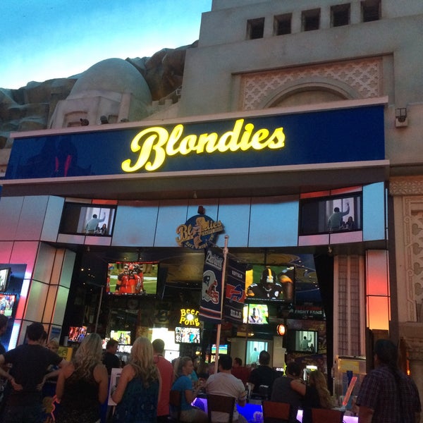 Das Foto wurde bei Blondies Sports Bar &amp; Grill von Paula am 9/20/2015 aufgenommen