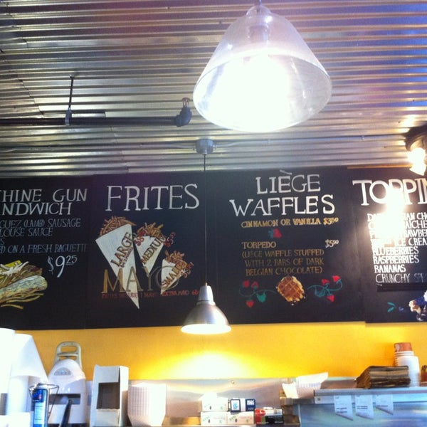 Foto scattata a Bruges Waffles &amp; Frites da Myra il 6/2/2013