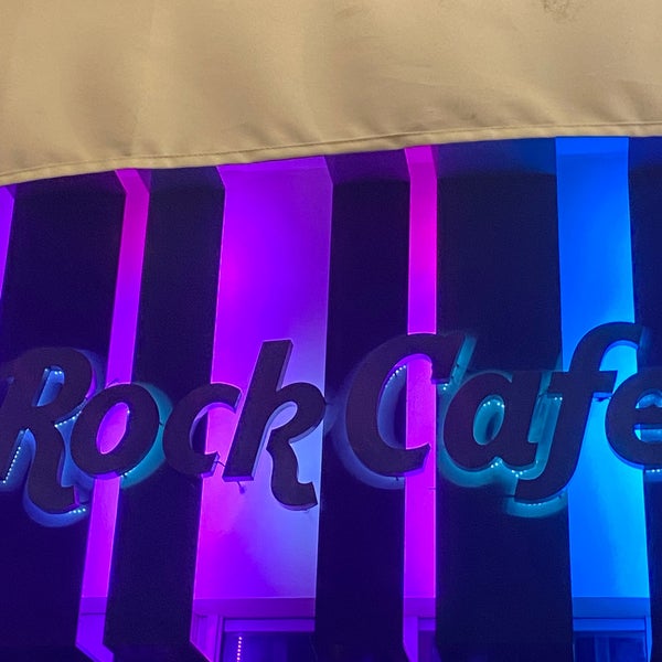 Photo taken at Hard Rock Cafe Santiago by Hyago C. on 8/21/2022