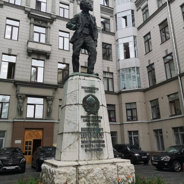 Памятник воровскому в москве