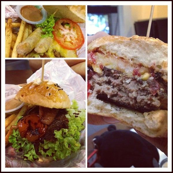 2/3/2013 tarihinde Rebecca S.ziyaretçi tarafından Burger Junkyard'de çekilen fotoğraf