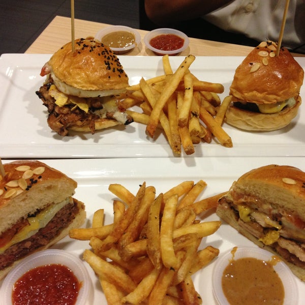 4/30/2013にRebecca S.がBurger Junkyardで撮った写真