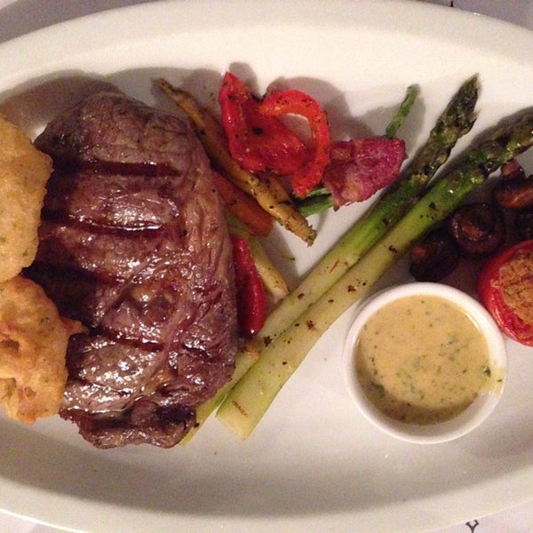 รูปภาพถ่ายที่ The Steakhouse KL โดย Rebecca S. เมื่อ 10/12/2013