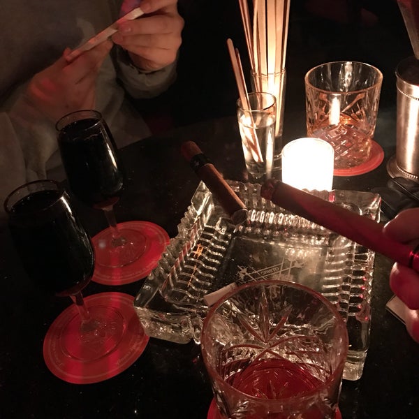 3/11/2017에 EJ C.님이 Hudson Bar and Books에서 찍은 사진