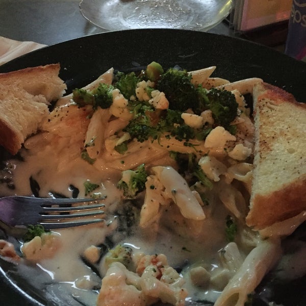 First time here. Had the pasta Alfredo with broccoli and cauliflower! Delicious