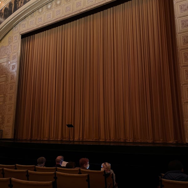 รูปภาพถ่ายที่ Auditorium Theatre โดย Joby M. เมื่อ 9/25/2022