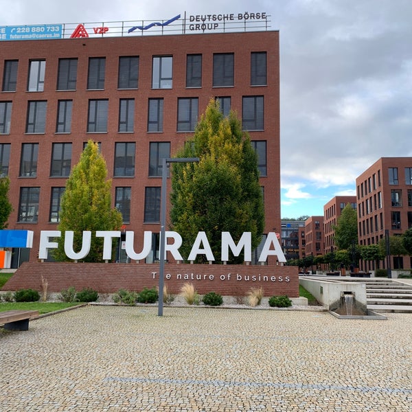 รูปภาพถ่ายที่ Futurama Business Park โดย Adam H. เมื่อ 10/3/2022