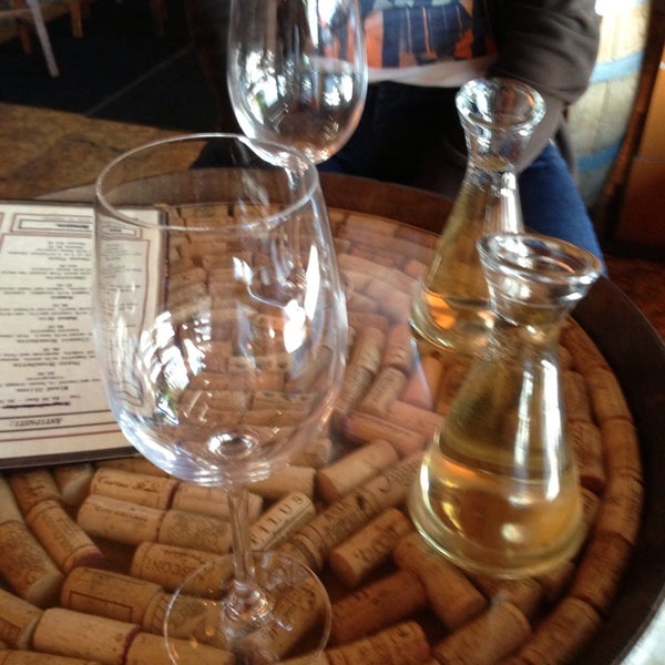 8/13/2013 tarihinde Michelle L.ziyaretçi tarafından Dell&#39;uva Wine Bar &amp; Cafe'de çekilen fotoğraf