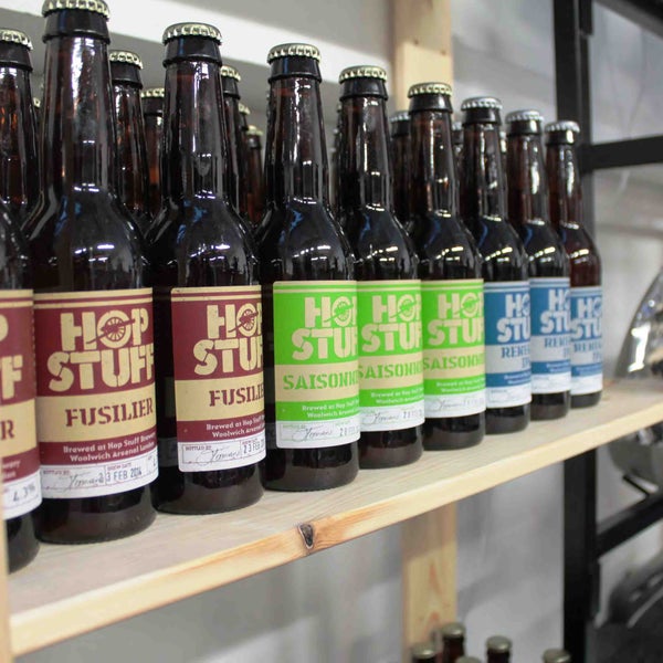8/18/2014 tarihinde Hop Stuff Breweryziyaretçi tarafından Hop Stuff Brewery'de çekilen fotoğraf