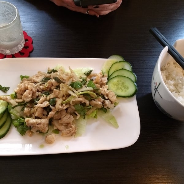 Vietnamese-thai dishes lack a bit of punch flavourwise, but well-prepared and fresh. Laab gai comes with rice.