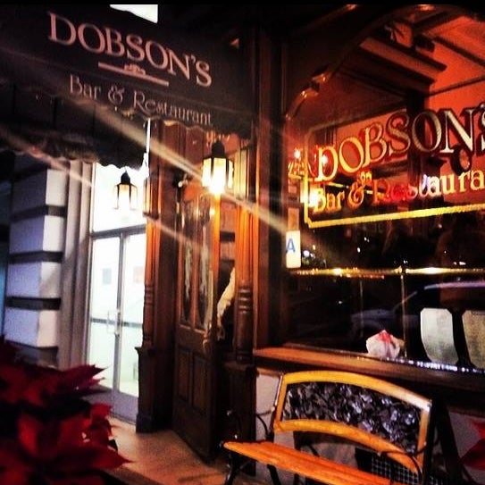 Das Foto wurde bei Dobson&#39;s Bar &amp; Restaurant von Dobson&#39;s Bar &amp; Restaurant am 12/10/2015 aufgenommen