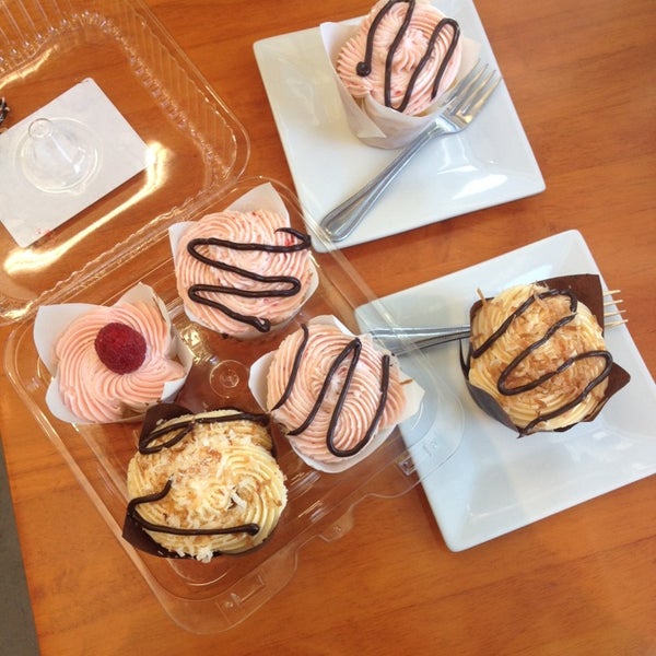 รูปภาพถ่ายที่ Ethereal Cupcake and Coffee Shoppe โดย Barb W. เมื่อ 4/6/2014