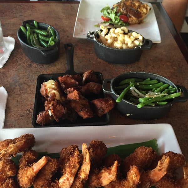 Foto diambil di Mahi Mah&#39;s Seafood Restaurant oleh Barb W. pada 5/18/2015