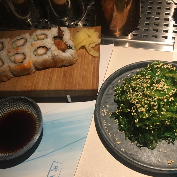 όμορφα διαμορφωμένος χώρος με βιομηχανικό στυλ χωρίς να λείπει η ζεστασιά κ η πολυ Καλη ενέργεια..εδώ θα βρείτε τα πιο top κοκτέιλ εξαιρετικά ισορροπημένα,σε συνδυασμό με το τέλειο sushi του μαγαζιού