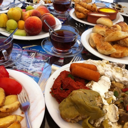 Das Foto wurde bei Tepe Tesisleri Cafe Restaurant Kır Düğün Salonu von Hafize B. am 6/16/2012 aufgenommen