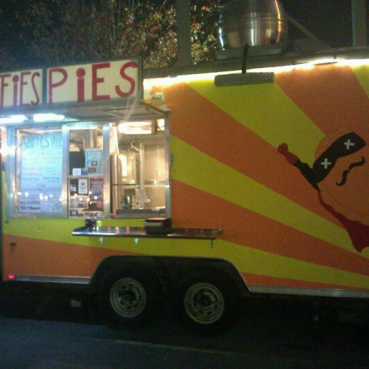 11/9/2012 tarihinde John R.ziyaretçi tarafından Whiffies Fried Pies'de çekilen fotoğraf