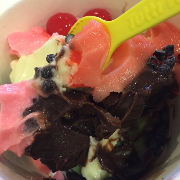 1/29/2015 tarihinde Maria Z.ziyaretçi tarafından Tutti Frutti Frozen Yogurt'de çekilen fotoğraf