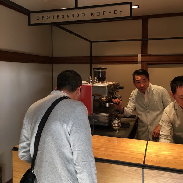 Foto tirada no(a) Omotesando Koffee por Tony J. em 11/21/2015
