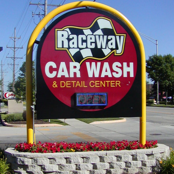 Raceway Car Wash Arlington Heights'de Araba Yıkama ve Detay'da