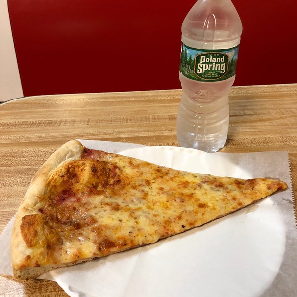 Foto scattata a Vinnie&#39;s Pizzeria da Americo G. il 11/14/2018