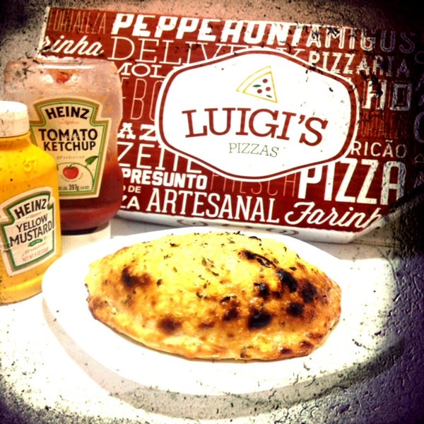 Foto diambil di Luigi&#39;s Pizzas oleh Wagner C. pada 5/30/2014