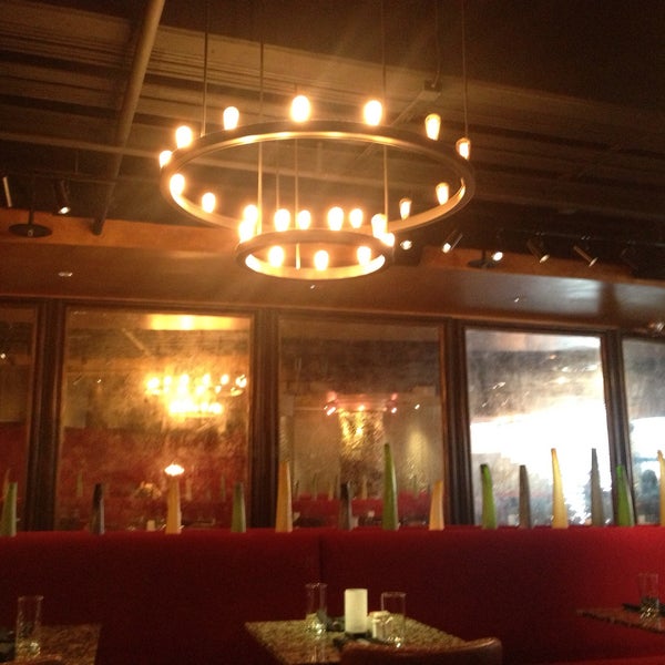 Photo prise au Shout! Restaurant &amp; Lounge par Teela J. le5/16/2013