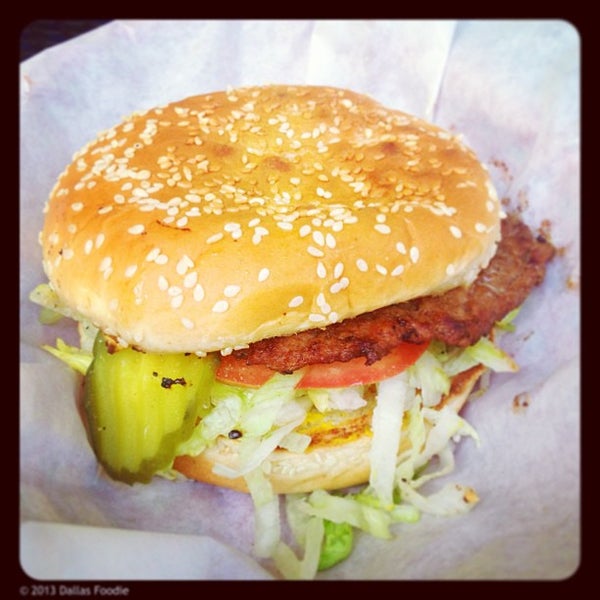 5/13/2013 tarihinde Dallas Foodie (.ziyaretçi tarafından Burger House'de çekilen fotoğraf
