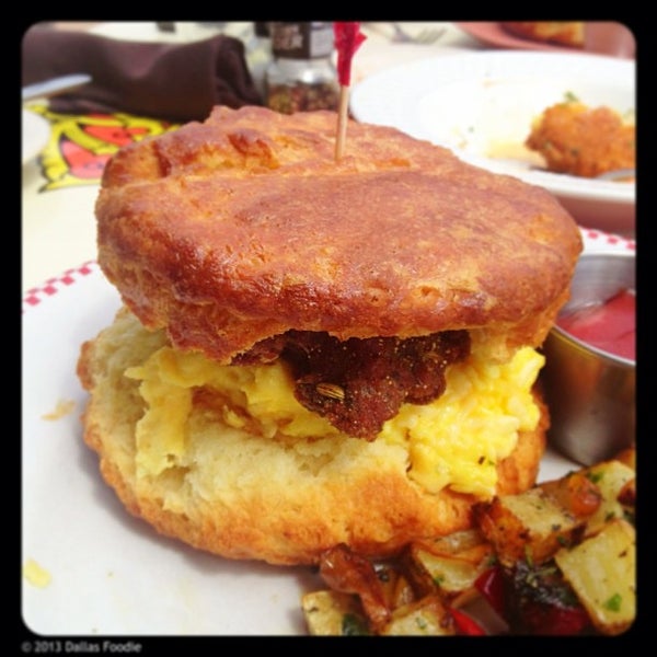3/31/2013 tarihinde Dallas Foodie (.ziyaretçi tarafından Jack&#39;s Southern Comfort Food'de çekilen fotoğraf