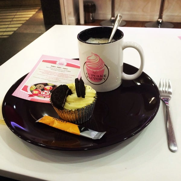 Foto diambil di Reka&#39;s Cupcake Factory oleh Peter F. pada 12/11/2013