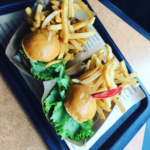 10/2/2016에 Misha D.님이 New York Burger Co.에서 찍은 사진