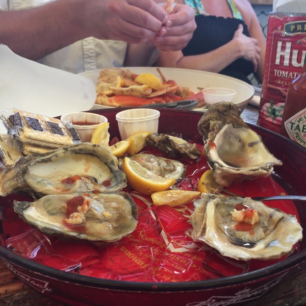 Photo prise au Outriggers Seafood Bar &amp; Grill par Chuck P. le9/18/2015